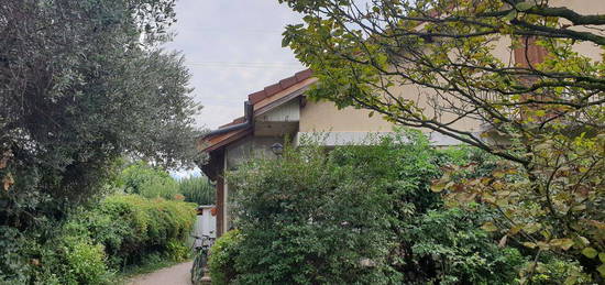 Maison au calme, avec jardin arboré