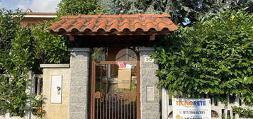 VILLA A SCHIERA A SANGANO