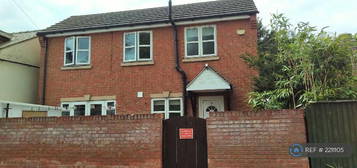 2 bedroom detached house