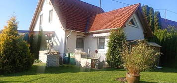 =====  Statt  Wohnung =====  EFH  freistehend ====  Bj 2004 == Inkl. EBK == 2 Garagen == überdachte Terrasse, Garten,==== 369.000  €  ====