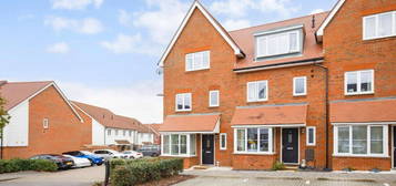 Town house to rent in Clay Vale, Faygate, Horsham RH12