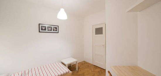 Schönes Zimmer in Co-Living-Apartment in München