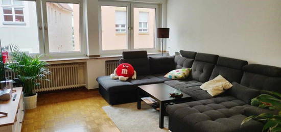 Modernisierte 2,5-Zimmer-Whg., Küche, Bad, Abstellraum u. Balkon