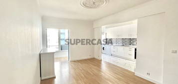 Apartamento T2 remodelado em Cascais