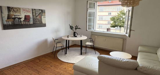 Helle Zweizimmerwohnung mit Balkon, Wannenbad mit Fenster und Einbauküche nahe HTW Berlin