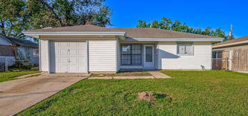 2715 Raymond St, Pasadena, TX 77506