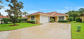 902 NW 104th Ln, Coral Springs, FL 33071