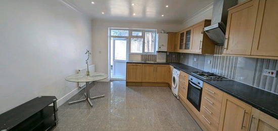 3 bedroom flat to rent