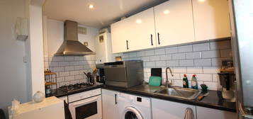 Flat to rent in Longley Road, London SW17