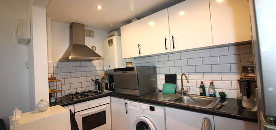 Flat to rent in Longley Road, London SW17