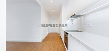 Apartamento T2 totalmente remodelado para arrendar em Lisboa