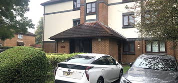 Flat to rent in Wordsworth Mead, Redhill RH1