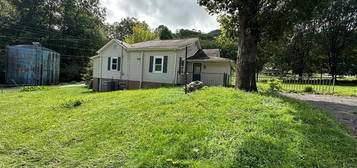 281 Hemlock St, Benham, KY 40807