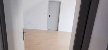 Helle, gepflegte 2-Zimmer-Dachgeschosswohnung mit Balkon/Loggia