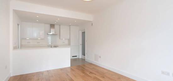 Flat to rent in Grove End Road, St John's Wood, London NW8