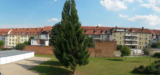 2 Zi mit EBK , großer Balkon + Wanne