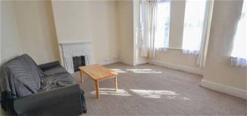 Flat to rent in Chase Side, Enfield, Middlesex EN2