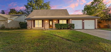 805 Ash St, Burleson, TX 76028