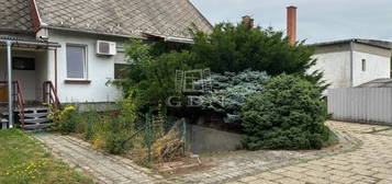 Kiadó családi ház, albérlet, Komáromban 450 E Ft / hó
