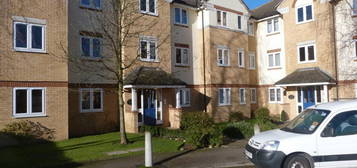 Flat to rent in Grenville Place, London NW7