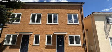 3 bedroom semi-detached house to rent