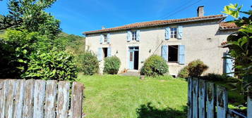 A vendre dans les Pyrénées, Haute-Garonne, secteur de Saint-Gaudens: Grande maison de 6 chambres, terrain de 3 100m2, située dans les montagnes