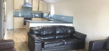 6 bedroom semi-detached house to rent