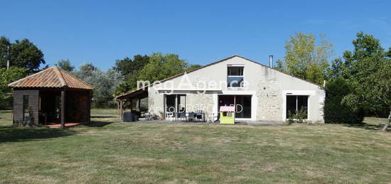 GRANGE VENDEENNE RENOVEE - LA BOISSIERE DES LANDES SUR 3 HECTARES