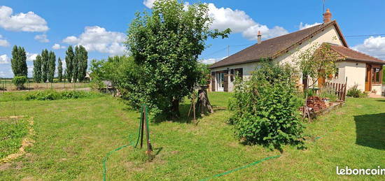 Maison avec garage et dépendances