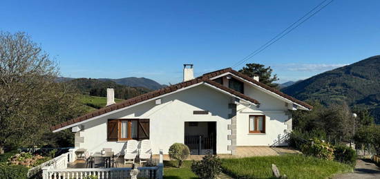 Chalet adosado en venta en calle Agamuño