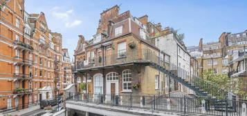 Flat for sale in Kensington Court Mews, Kensington W8