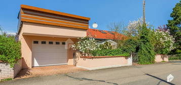 Großzügige 4-Zimmer-Wohnung mit Balkon, offener Küche, Garage mit Dachterrasse, in schöner Lage