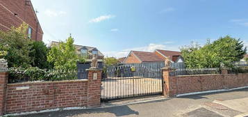 2 bed detached house for sale