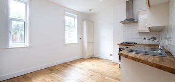 Flat to rent in Pollards Hill North, London SW16