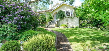 1040 Saint Louis St, Oak Bay, BC V8S 5B6