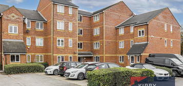 Flat to rent in Linwood Crescent, Enfield EN1