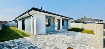 VEĽMI PEKNÝ BUNGALOV(135M2) S VEĽKÝM POZEMKOM(700M2) - CENA VRÁTANE KUCHYNSKEJ LINKY SO SPOTREBIČMI, VSTAVANÝCH SKRÍŇ A SVIETIDIEL  - TEPELNÉ ČERPADLO, REKUPERÁCIA, TERASA,  OPLOTENIE V CENE