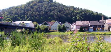 Bestandshaus mit vielen Möglichkeiten in toller Lage mit Flussblick