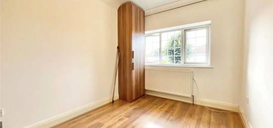 Flat to rent in Betham Road, Greenford, Middlesex UB6