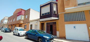 Chalet adosado en venta en calle Martínez Navarro