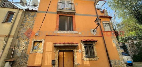 Casa indipendente in vendita in via Solofrána, 2