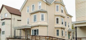 82 Snell St, Fall River, MA 02721