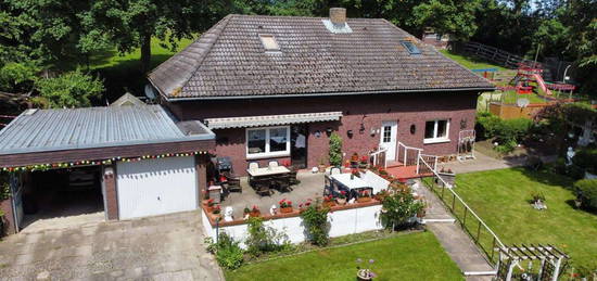 EFH zur Modernisierung mit Kachelofen, Süd- West Terrasse und Doppelgarage in grüner Ortslage