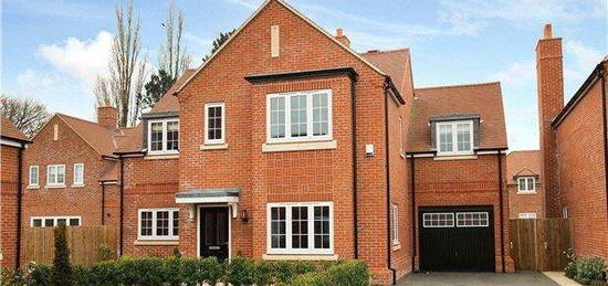 5 bedroom detached house