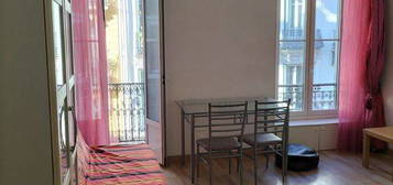 Loue studio meublé 20m² ,climatisé, balcon, centre Nice, tram et gare SNCF à 3 min