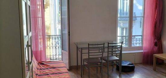 Loue studio meublé 20m² ,climatisé, balcon, centre Nice, tram et gare SNCF à 3 min