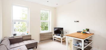 Flat to rent in Barons Court Road, Barons Court, London W14