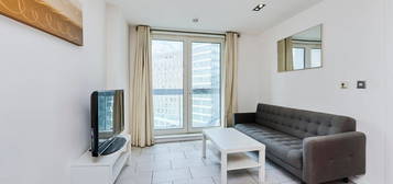 Flat to rent in City Tower, 3 Limeharbour E14