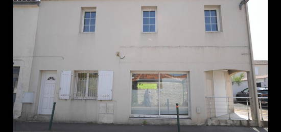 EN CENTRE BOURG DE SAINTE SOULLE (CDA) - IDEAL PROFESSION LIBERALE - COMMERCANT - INVESTISSEUR - ENSEMBLE IMMOBILIER AVEC LOCAL COMMERCIAL + HABITATION