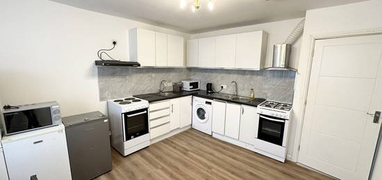 Flat to rent in Goldbeaters Grove, Edgware, Greater London HA8